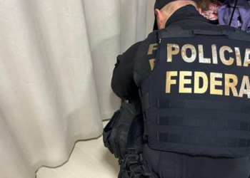 Comprar ou usar atestado falso pode resultar em justa causa e investigação criminal, alertam especialistas.
