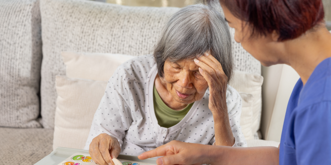 Canabidiol apresenta potencial terapêutico no Alzheimer, mas ainda carece de estudos clínicos amplos.