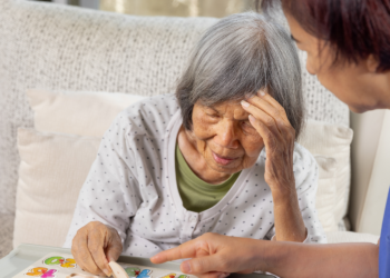 Canabidiol apresenta potencial terapêutico no Alzheimer, mas ainda carece de estudos clínicos amplos.