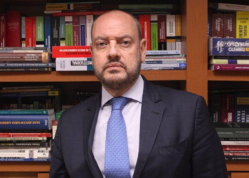 Ricardo Couto corta cargos e abre revisão bilionária no governo do RJ.