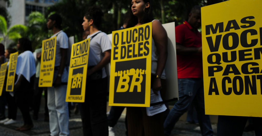 Manifestação no Rio questiona lucro bilionário da Petrobras e cobra justiça climática e energia acessível.