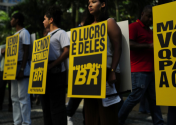 Manifestação no Rio questiona lucro bilionário da Petrobras e cobra justiça climática e energia acessível.