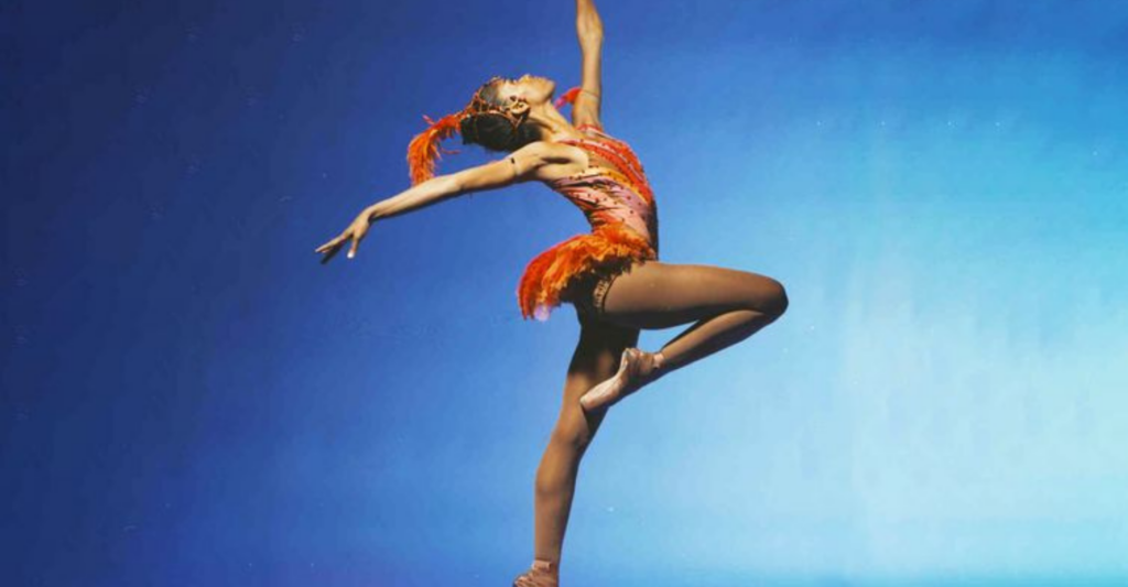 Bailarina brasileira Bethania Nascimento é homenageada na reestreia de O Pássaro de Fogo, em Nova York, destacando trajetória de superação e representatividade.