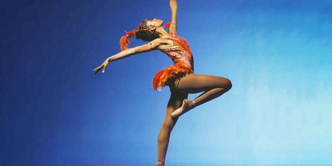 Bailarina brasileira Bethania Nascimento é homenageada na reestreia de O Pássaro de Fogo, em Nova York, destacando trajetória de superação e representatividade.