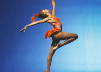Bailarina brasileira Bethania Nascimento é homenageada na reestreia de O Pássaro de Fogo, em Nova York, destacando trajetória de superação e representatividade.