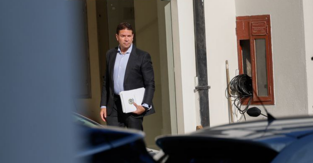 Condenado pelo STF a 16 anos por participação em trama golpista, Alexandre Ramagem foi preso nos EUA e está sob custódia do ICE. Entenda o caso.
