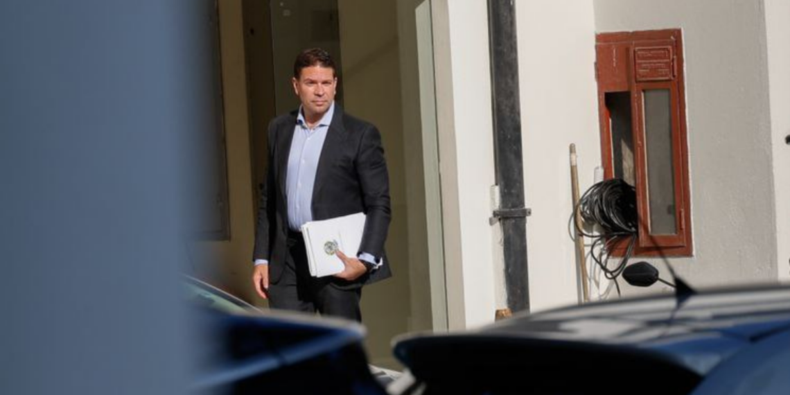 Condenado pelo STF a 16 anos por participação em trama golpista, Alexandre Ramagem foi preso nos EUA e está sob custódia do ICE. Entenda o caso.
