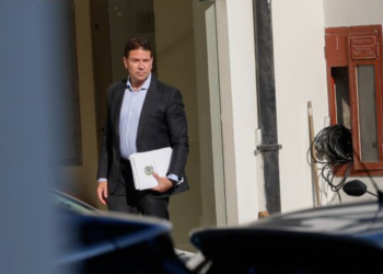 Condenado pelo STF a 16 anos por participação em trama golpista, Alexandre Ramagem foi preso nos EUA e está sob custódia do ICE. Entenda o caso.