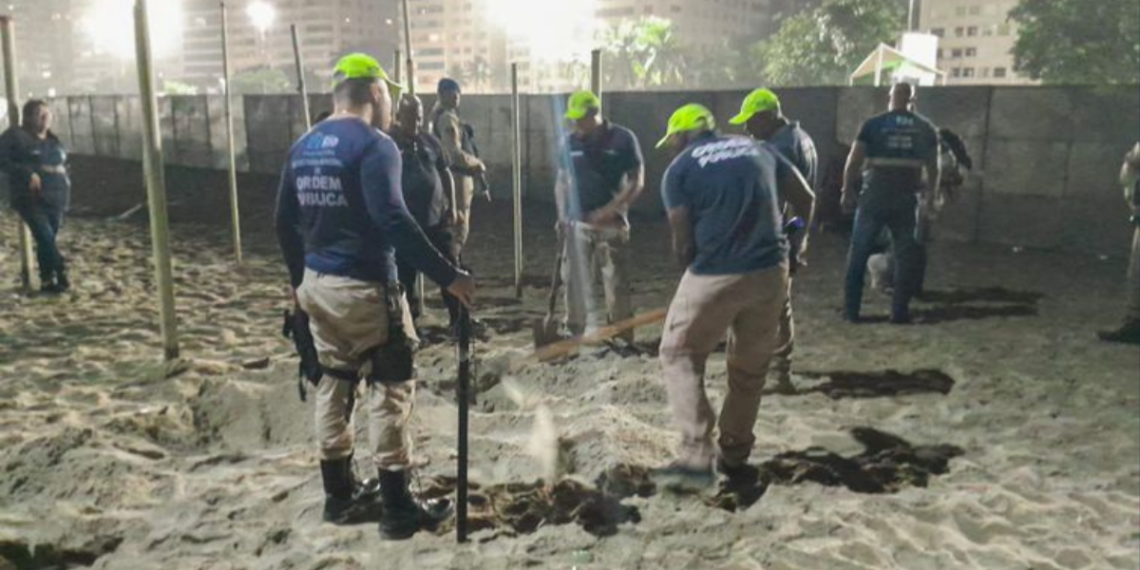 Fiscalização na Praia de Copacabana apreende 80 kg de alimentos enterrados antes de show de Shakira; operação combate irregularidades e reforça ordenamento da orla.