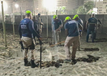 Fiscalização na Praia de Copacabana apreende 80 kg de alimentos enterrados antes de show de Shakira; operação combate irregularidades e reforça ordenamento da orla.