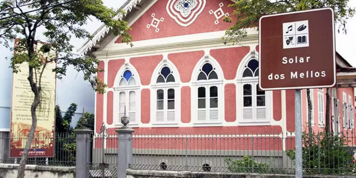 O filme mistura live-action com animação e conta a história de duas crianças de realidades diferentes que desenvolvem uma amizade marcada por imaginação e empatia, superando diferenças sociais.
