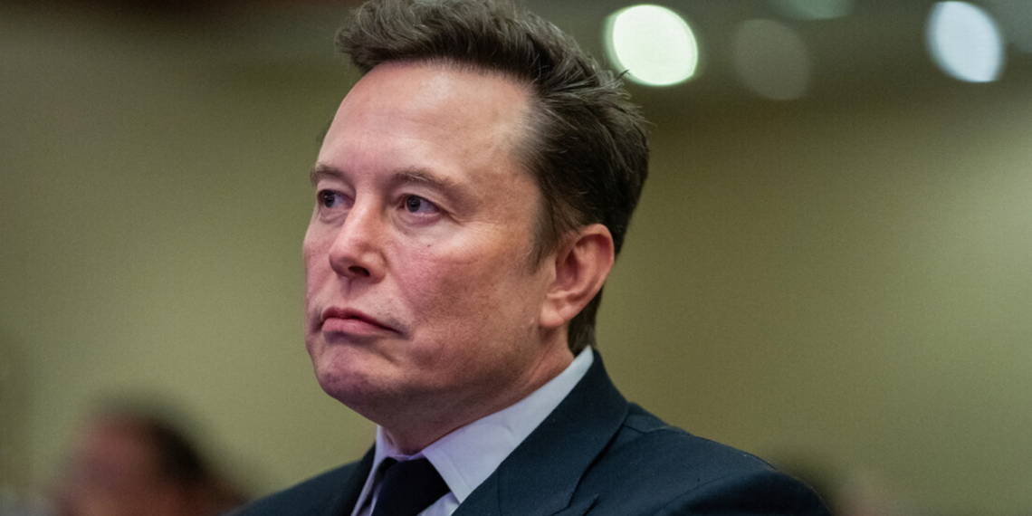 Ataque durante jantar da imprensa nos EUA repercute nas redes sociais, com comentário de Elon Musk e investigação em andamento.
