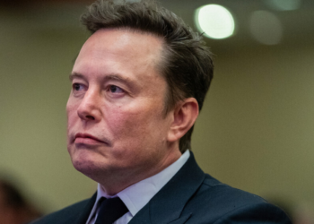 Ataque durante jantar da imprensa nos EUA repercute nas redes sociais, com comentário de Elon Musk e investigação em andamento.