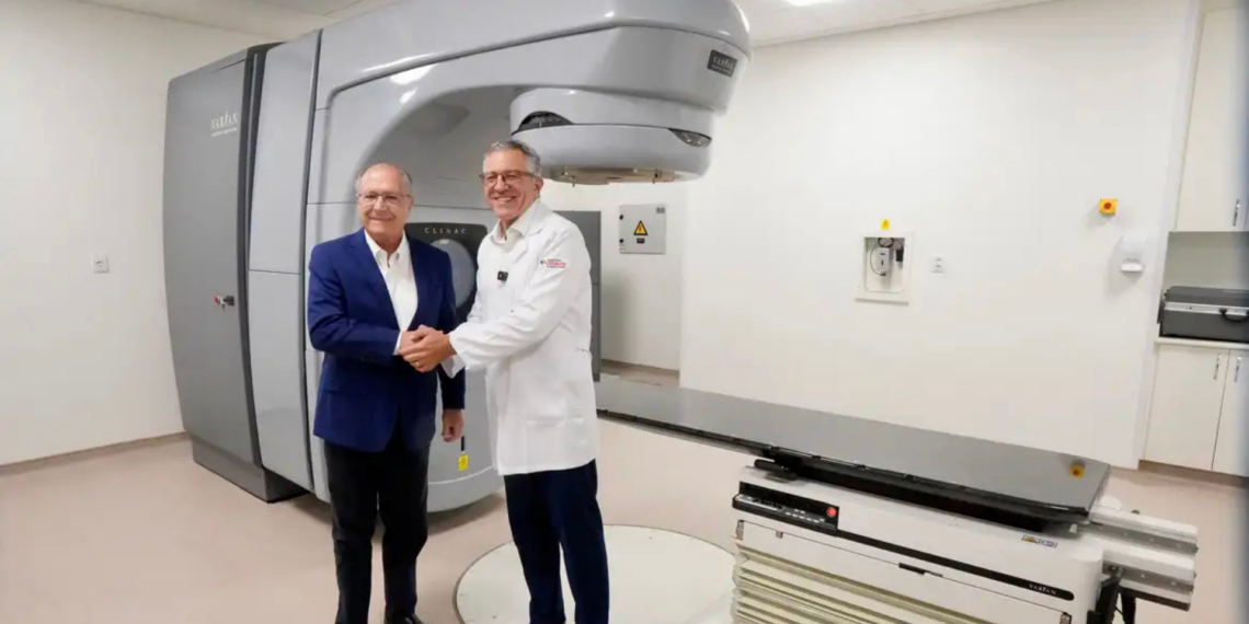 Ministério da Saúde entrega cinco novos aparelhos de radioterapia em diferentes estados para ampliar o atendimento oncológico e reduzir deslocamentos de pacientes no SUS.