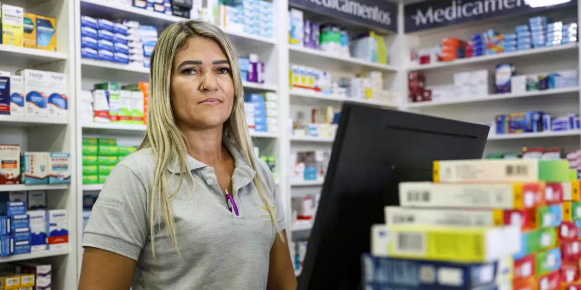 Relatório do governo federal mostra que mulheres recebem menos que homens no Brasil. Diferença salarial chega a 21,3%, com maior impacto sobre mulheres negras.