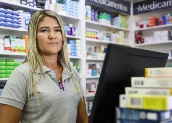 Relatório do governo federal mostra que mulheres recebem menos que homens no Brasil. Diferença salarial chega a 21,3%, com maior impacto sobre mulheres negras.