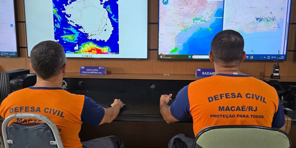 Defesa Civil alerta para ressaca em Macaé com ondas entre 2,5 e 3 metros. Aviso da Marinha vale até terça-feira (12).