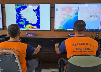 Defesa Civil alerta para ressaca em Macaé com ondas entre 2,5 e 3 metros. Aviso da Marinha vale até terça-feira (12).