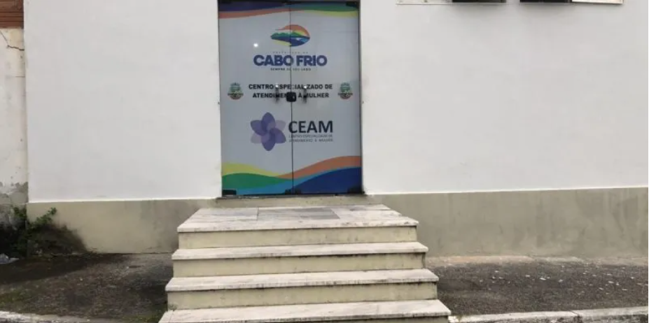 Prefeitura de Cabo Frio firma parceria com a Universidade Estácio de Sá para ampliar atendimento psicológico e jurídico a mulheres vítimas de violência no município.