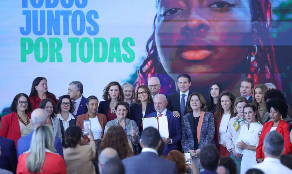 Governo federal publica decreto que aumenta proteção de mulheres na internet e estabelece novas obrigações para plataformas digitais no combate à violência.
