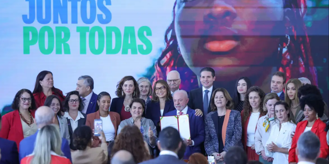 Governo federal publica decreto que aumenta proteção de mulheres na internet e estabelece novas obrigações para plataformas digitais no combate à violência.