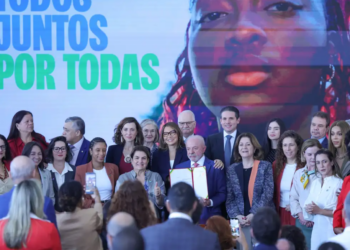 Governo federal publica decreto que aumenta proteção de mulheres na internet e estabelece novas obrigações para plataformas digitais no combate à violência.