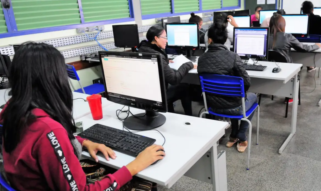 Brasil alcança mais de 100 mil escolas públicas com internet adequada para atividades pedagógicas e acelera inclusão digital no ensino básico.