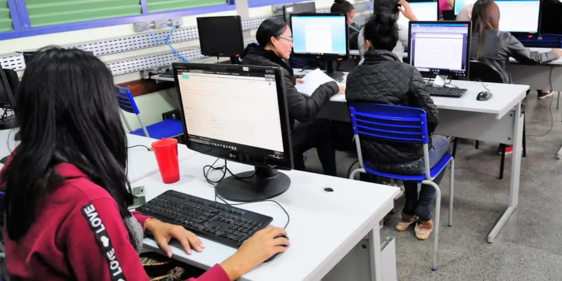 Brasil alcança mais de 100 mil escolas públicas com internet adequada para atividades pedagógicas e acelera inclusão digital no ensino básico.