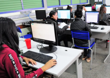 Brasil alcança mais de 100 mil escolas públicas com internet adequada para atividades pedagógicas e acelera inclusão digital no ensino básico.
