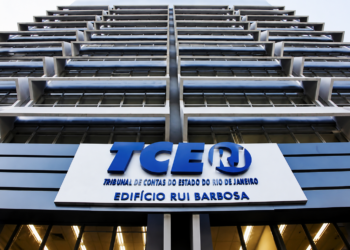 Tribunal de Contas analisa contratos e pode aplicar multas a gestores públicos.