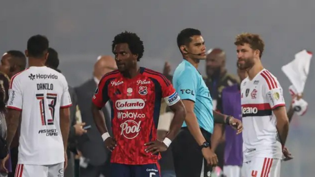 Jogadores do Flamengo deixaram o gramado após decisão da arbitragem por falta de segurança.