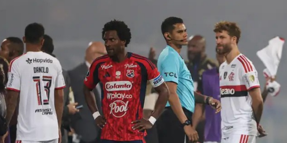 Jogadores do Flamengo deixaram o gramado após decisão da arbitragem por falta de segurança.
