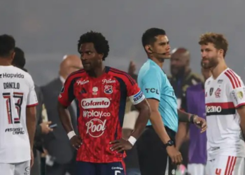 Jogadores do Flamengo deixaram o gramado após decisão da arbitragem por falta de segurança.