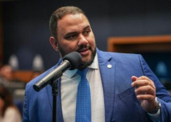 Operação da Polícia Federal revela esquema de fraudes na educação e prende deputado no RJ.