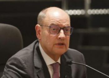 Governo interino afasta servidores e revisa contratos e nomeações.