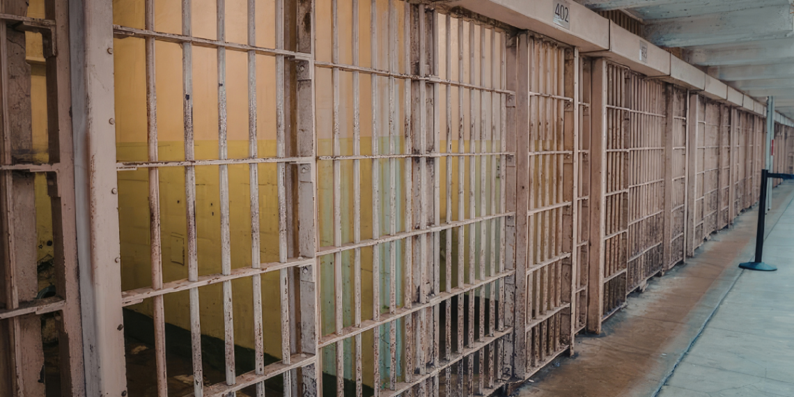 Operação prende policiais penais e investigados por tráfico e entrada de celulares em presídios de Campos.