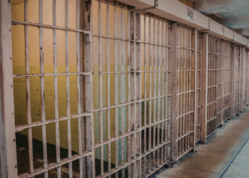 Operação prende policiais penais e investigados por tráfico e entrada de celulares em presídios de Campos.
