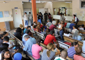 Pacientes relatam anos de espera por exames, cirurgias e medicamentos na rede pública de saúde de Campos dos Goytacazes.