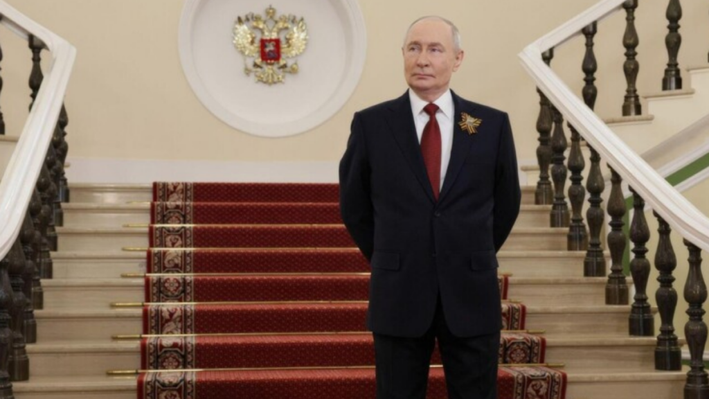 Vladimir Putin afirmou que a guerra na Ucrânia está chegando ao fim, criticou o apoio europeu a Kiev e disse que a Rússia resistiu às tentativas de enfraquecimento do país.