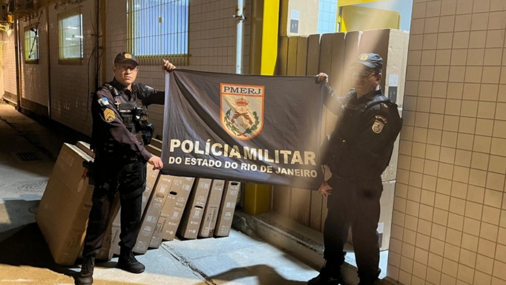 Policiais localizam televisores e monitores abandonados em mata no Noroeste Fluminense
