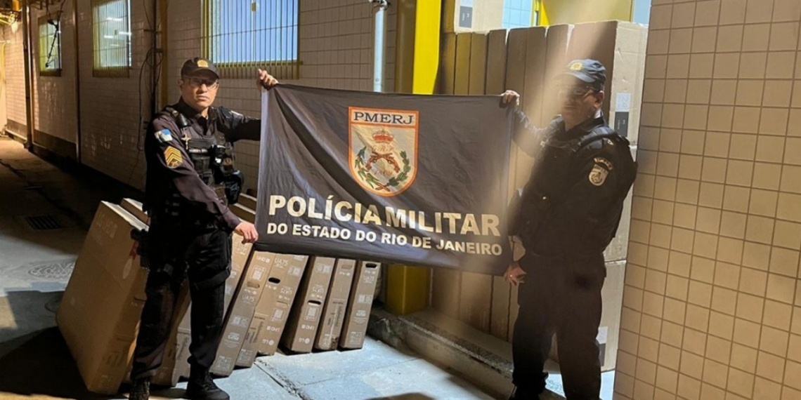 Policiais localizam televisores e monitores abandonados em mata no Noroeste Fluminense