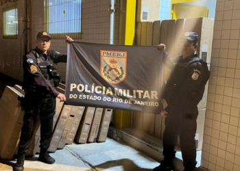 Policiais localizam televisores e monitores abandonados em mata no Noroeste Fluminense