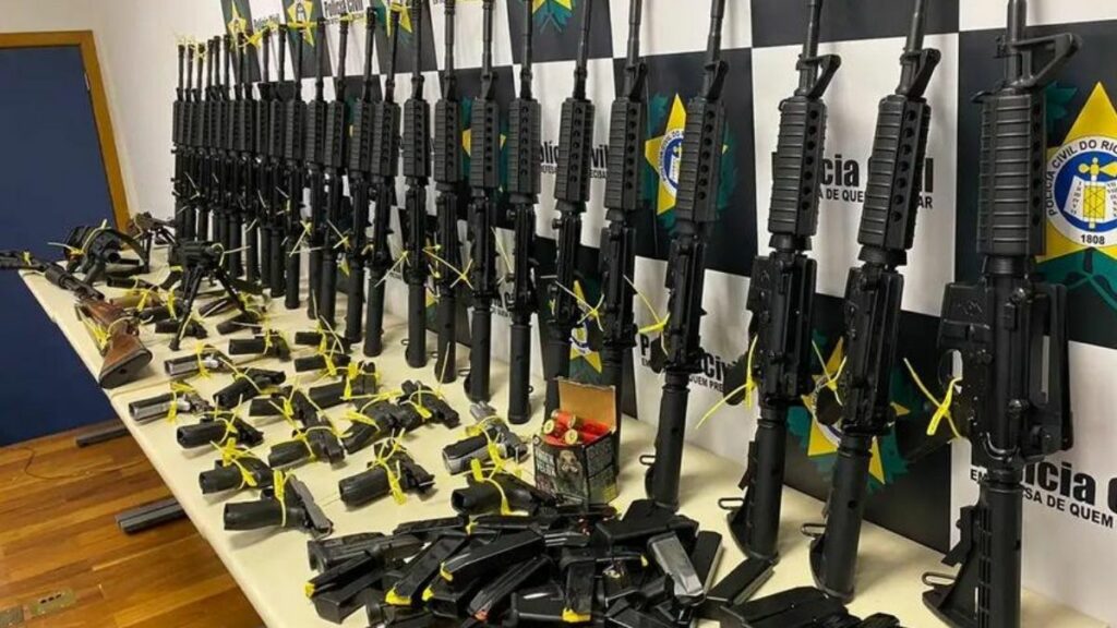 Polícia Civil mira quadrilha do tráfico que roubava celulares, desbloqueava aparelhos e aplicava golpes bancários no Rio.