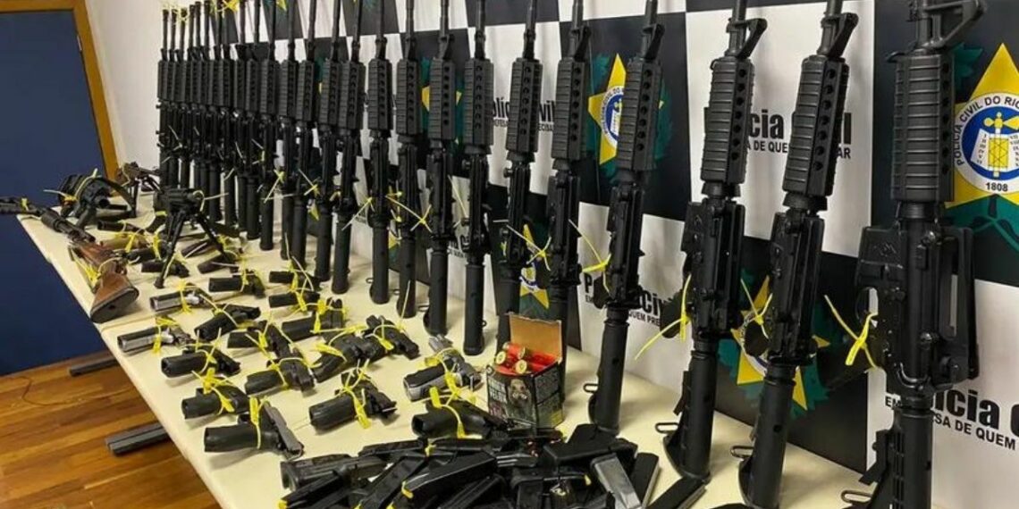Polícia Civil mira quadrilha do tráfico que roubava celulares, desbloqueava aparelhos e aplicava golpes bancários no Rio.