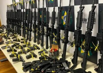 Polícia Civil mira quadrilha do tráfico que roubava celulares, desbloqueava aparelhos e aplicava golpes bancários no Rio.