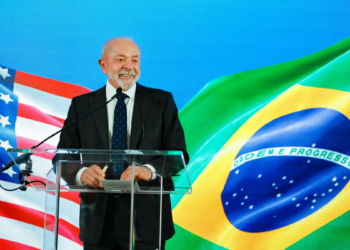 Governo avalia possíveis contramedidas comerciais após novas tarifas impostas pelos Estados Unidos.