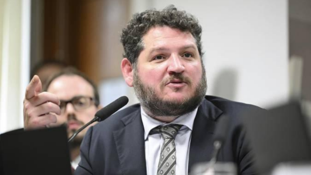 Transferência de Daniel Vorcaro para a PF em Brasília aumenta expectativa sobre próximos passos da investigação.