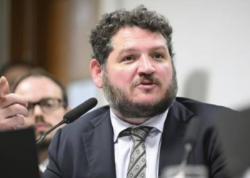 Transferência de Daniel Vorcaro para a PF em Brasília aumenta expectativa sobre próximos passos da investigação.
