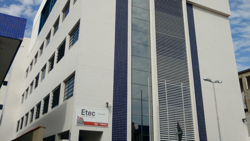 Oportunidades incluem Administração, Informática e Farmácia.