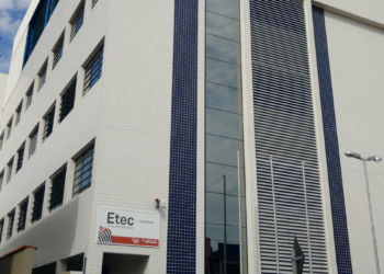 Oportunidades incluem Administração, Informática e Farmácia.